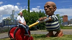 Pablo Picasso corta relva em Brooklyn