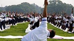 50.000 Inder machen gemeinsam Yoga