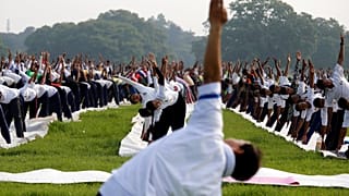50.000 Inder machen gemeinsam Yoga