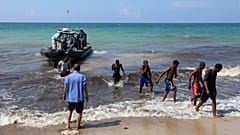 Libya açıklarında 301 göçmen kurtarıldı