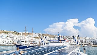 Το Energy Observer στο λιμάνι της Μυκόνου