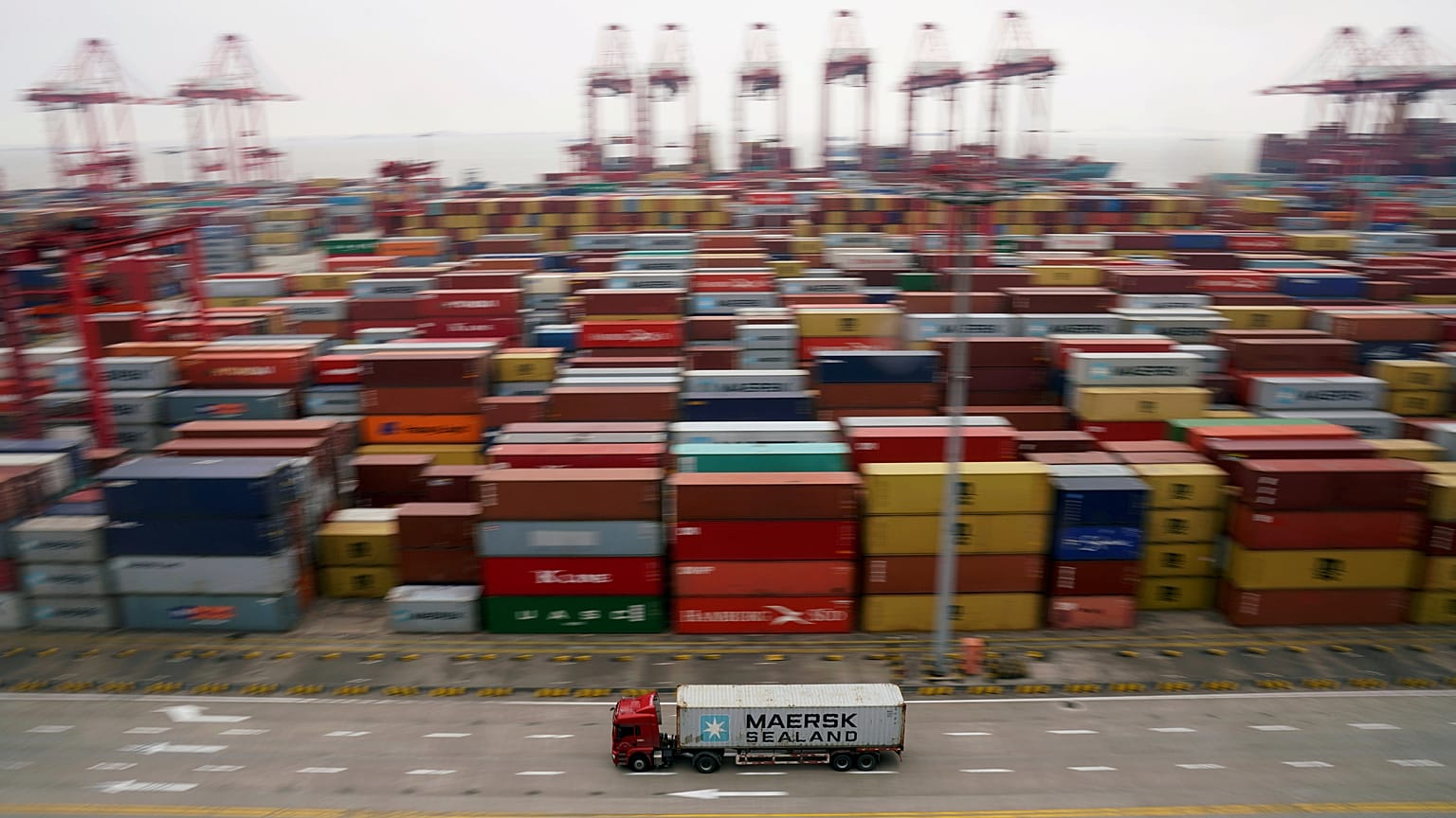 Guerra comercial EUA-UE. Bruxelas cobra 25% nas importações