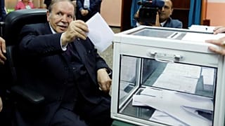 الرئيس الجزائري يدلي بصوته في الانتخابات الرئاسية السابقة