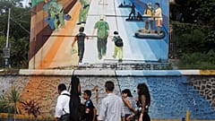یک خانواده در سان سالوادور پای دیوار روز مهاجرت به آمریکا