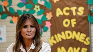 Melania Trump váratlanul meglátogatta az illegális bevándorlók gyerekeit