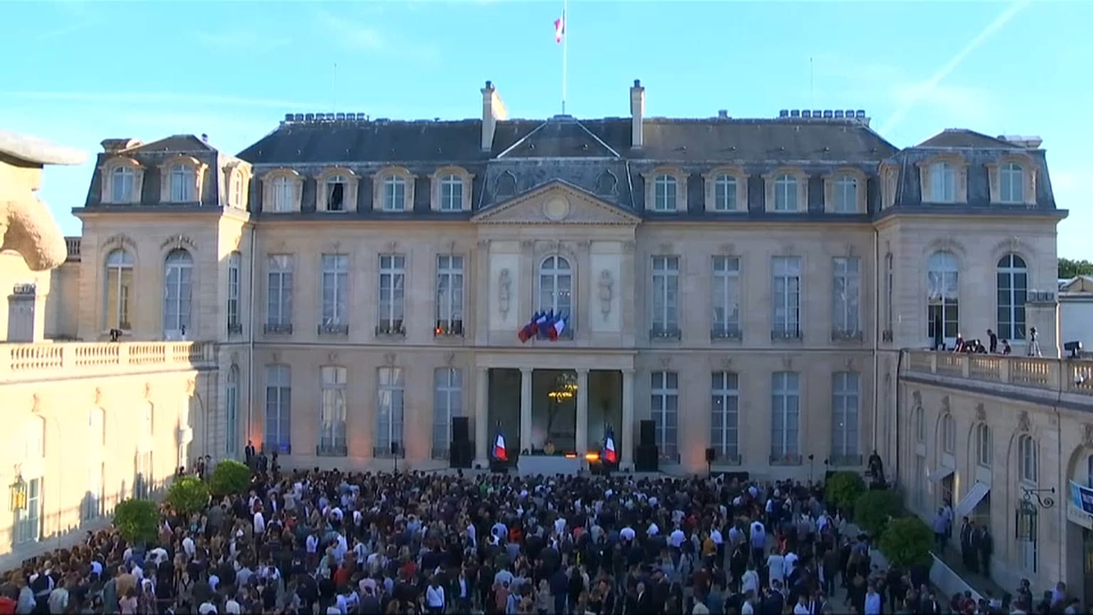 Cumhurbaşkanı Macron'a kızan işçiler Elysee Sarayı'nın gazını kesti