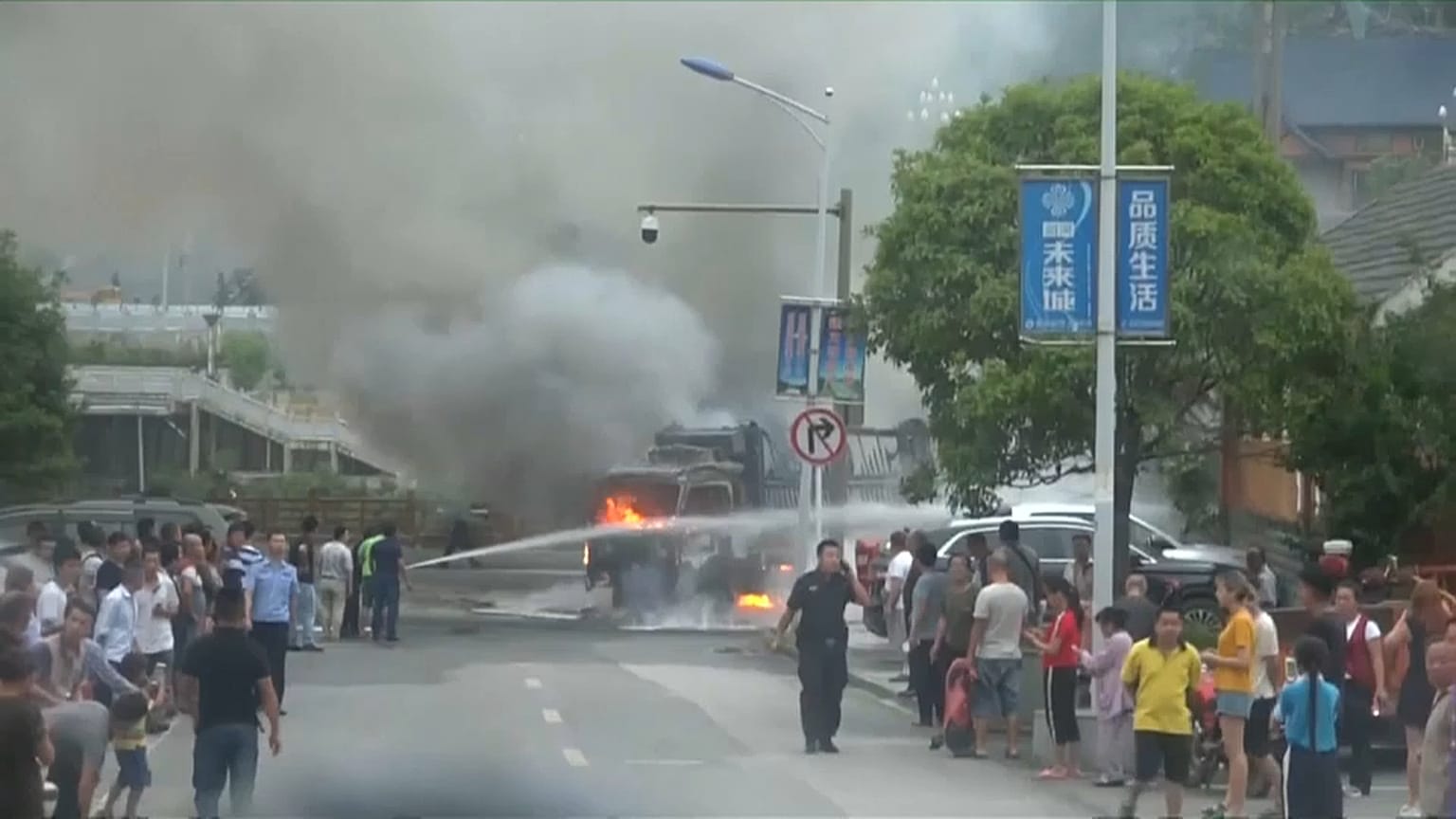شاهد : سائق يهرب قبل ثوانٍ من اندلاع النار في شاحنة يقودها 