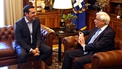 Ο πρωθυπουργός, Αλέξης Τσίπρας ενημερώνει τον ΠτΔ στο Προεδρικό Μέγαρο.