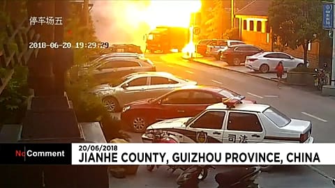 Un camion se transforme en boule de feu