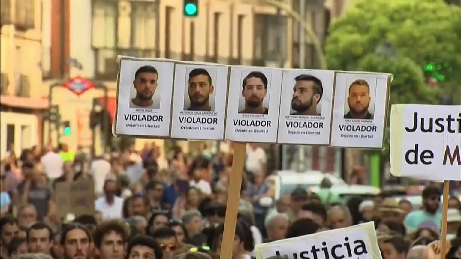 'La Manada' en libertad, las protestas en la calle
