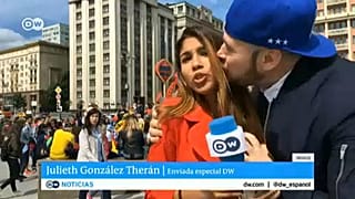 خبرنگار دویچه‌وله هنگام گزارش زنده مورد «آزار جنسی» قرار گرفت