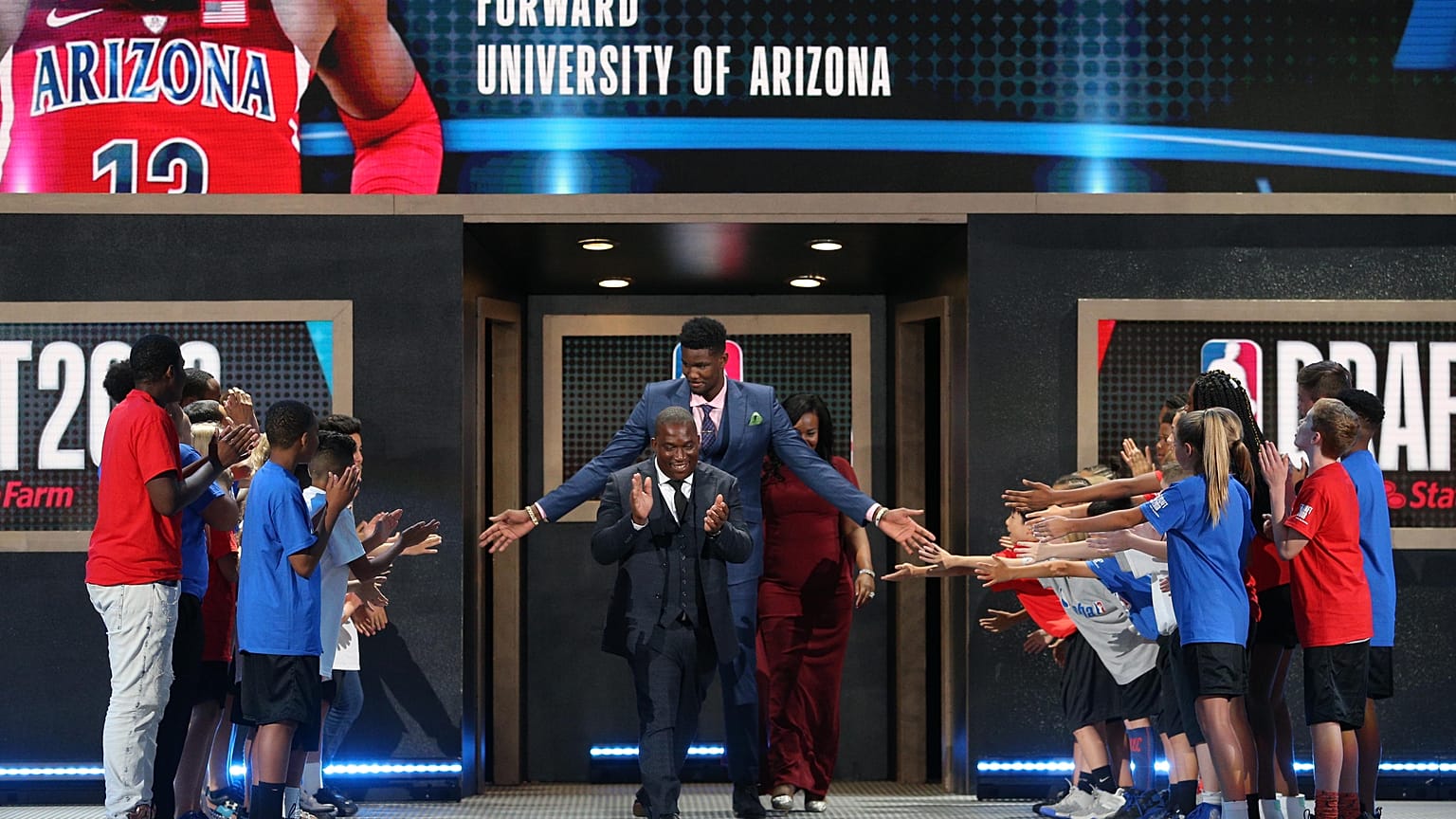 Deandre Ayton bevonul