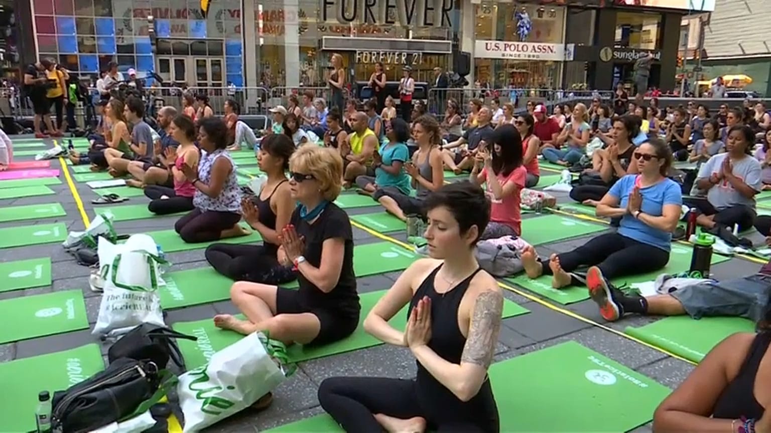 Weltyogatag: Tausende verbiegen sich in New York 