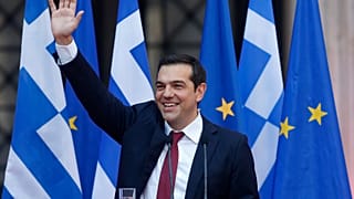 Mε γραβάτα ο Aλέξης Τσίπρας στο Ζάππειο για το χρέος