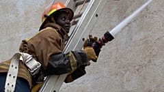 Cada vez más mujeres en Kenia deciden ser bomberas