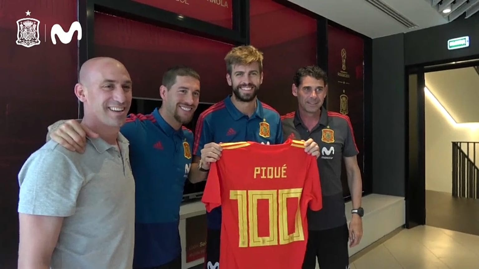 Homenaje a Piqué por sus cien partidos con la Roja