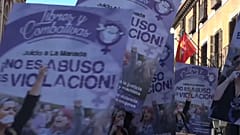 Spagna: indignazione e proteste contro il "branco di lupi"