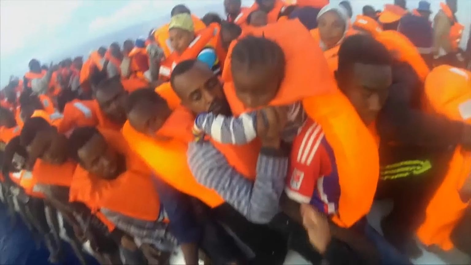 O Lifeline é mais uma embarcação sem rumo no Mediterrâneo