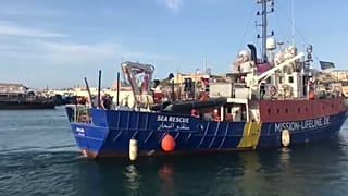 ЕС: кто заберет мигрантов c Lifeline?