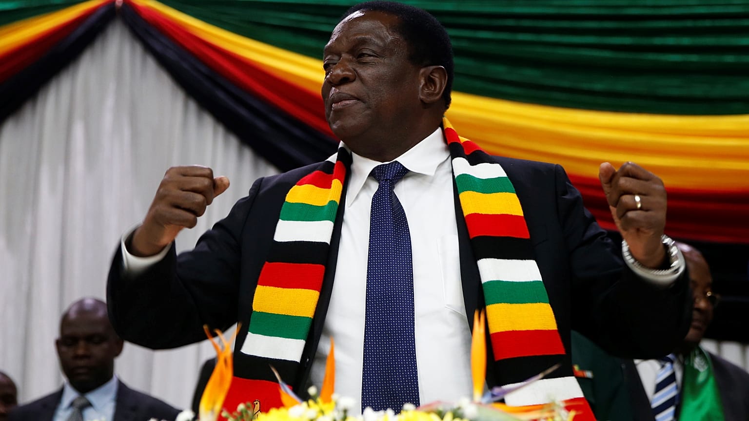 Zimbabwe’s president narrowly escapes explosion at party rally 