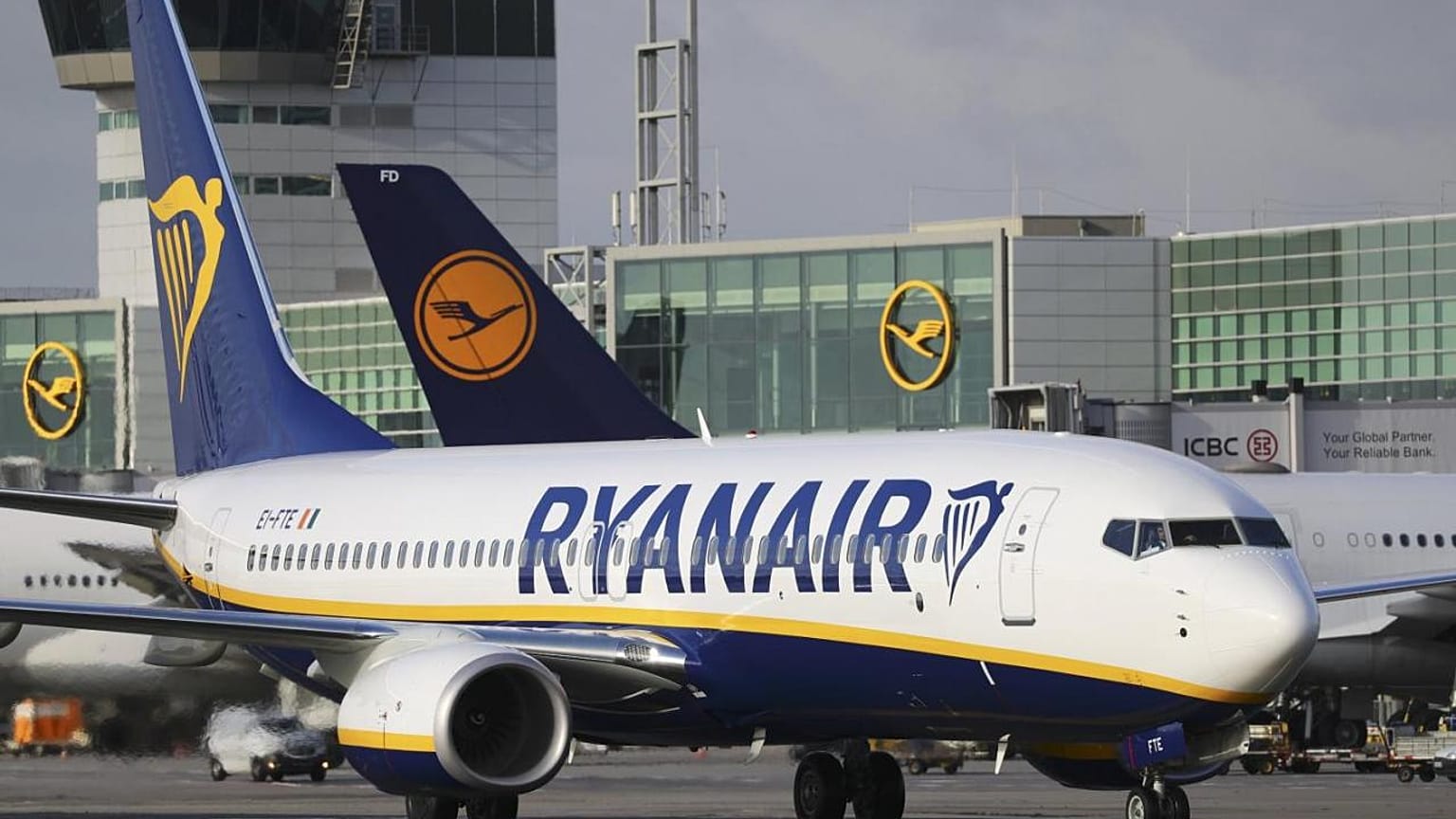 French air strike continues to disrupt European flights