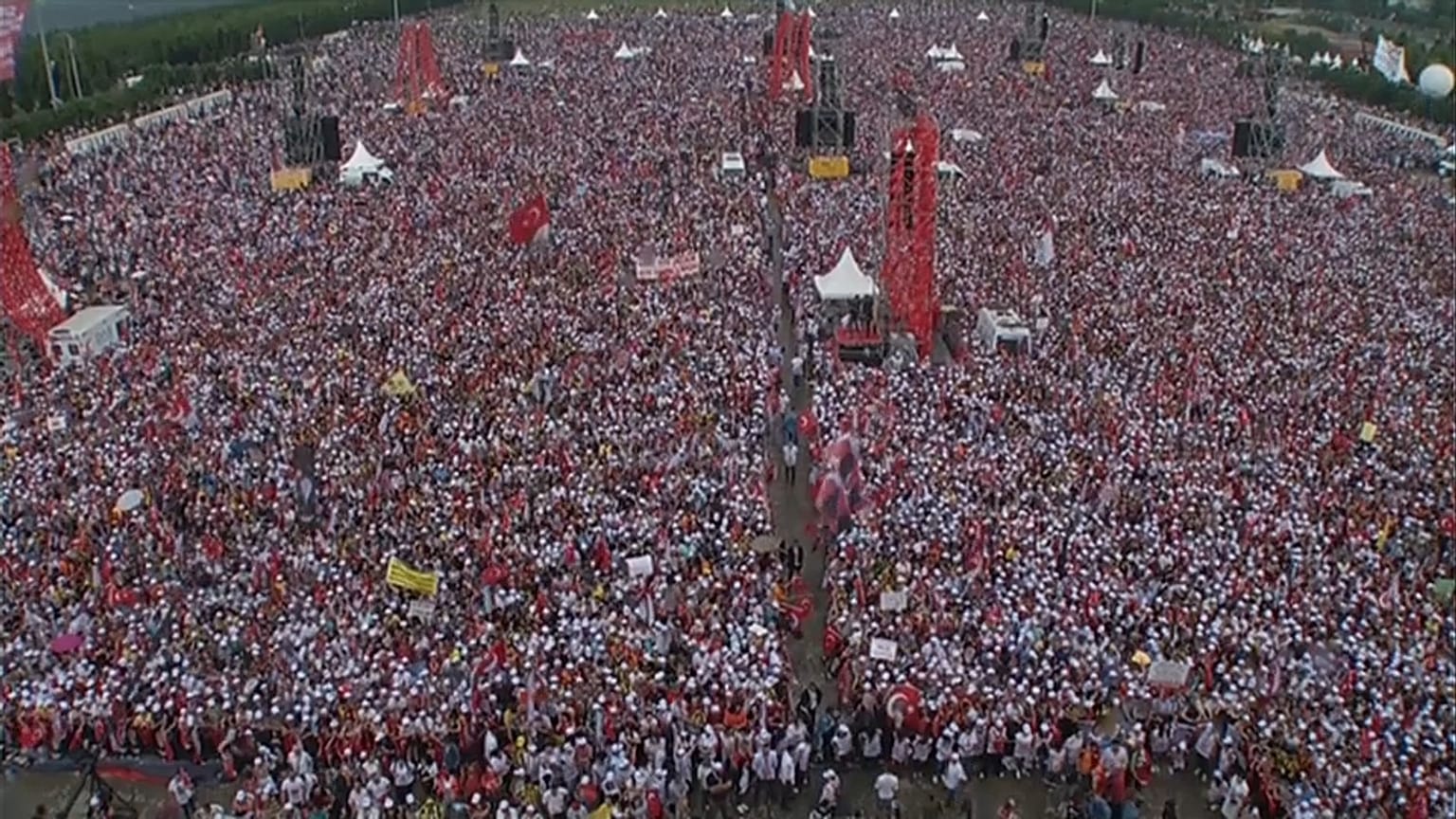 Turchia, voto cruciale. Le grandi manifestazioni la cifra di una campagna elettorale vivace
