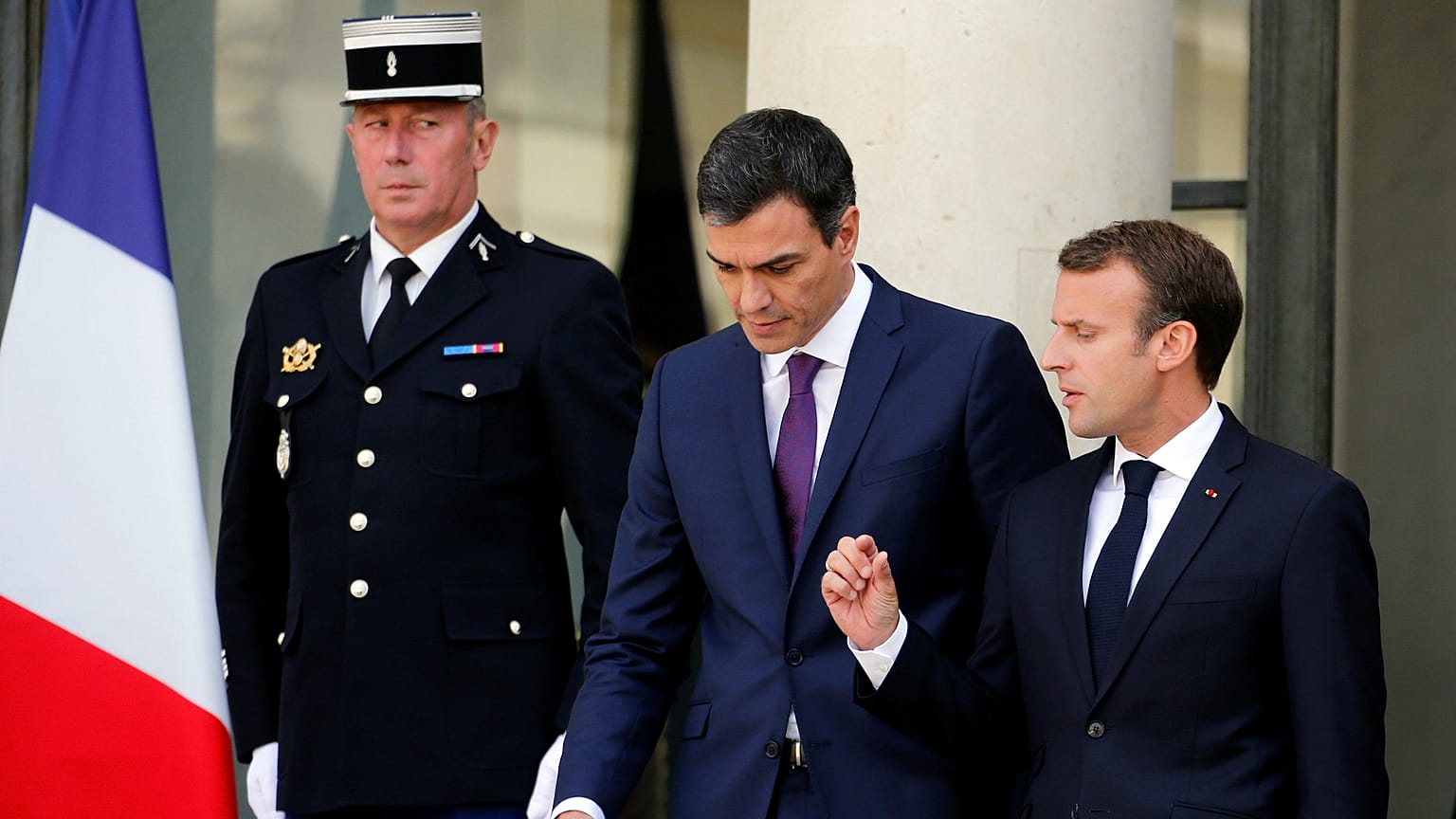 Macron zárt befogadó állomásokat akar