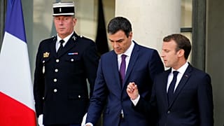 Macron zárt befogadó állomásokat akar
