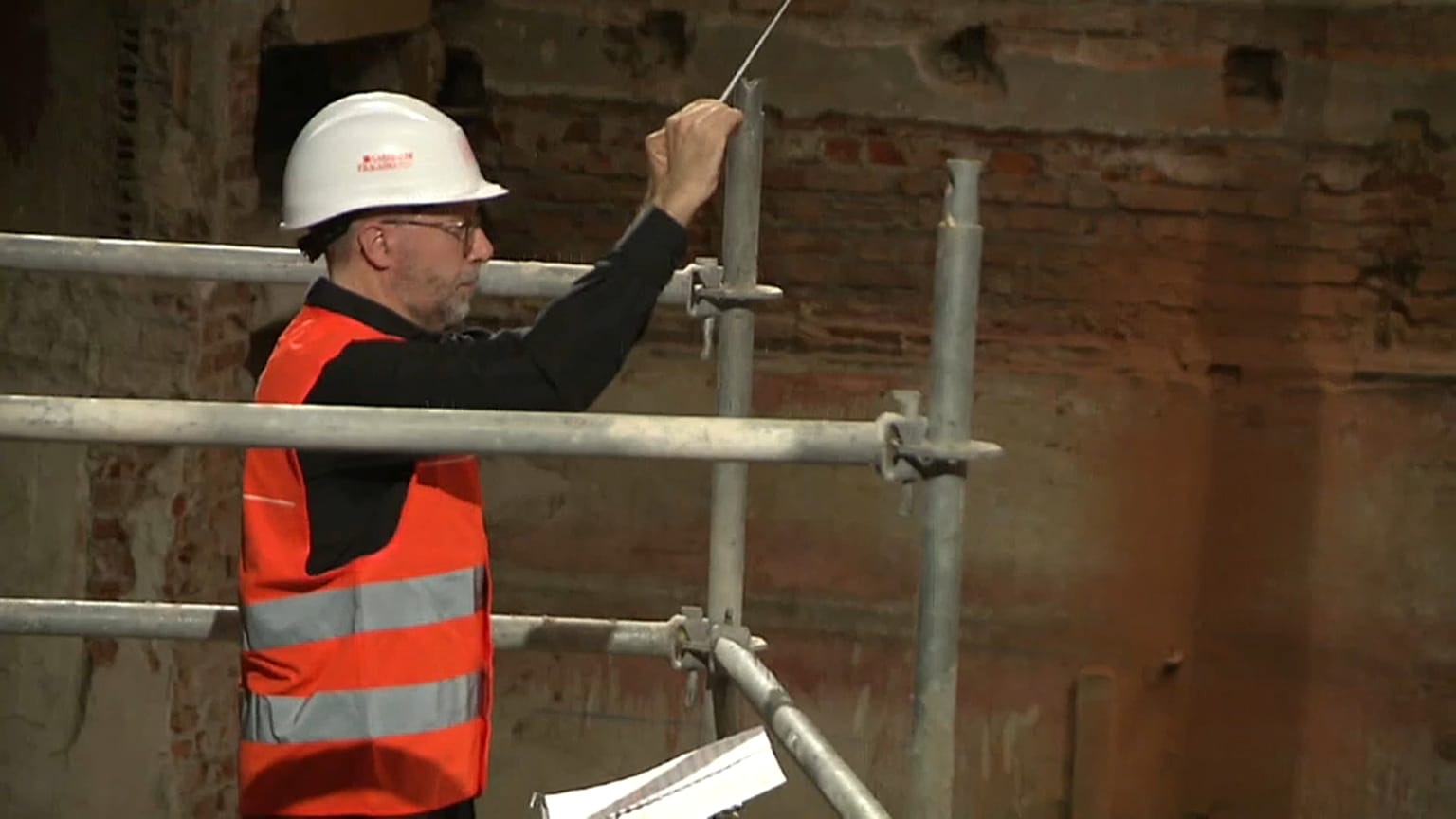 Klassisches Konzert mit Helm auf dem Baugerüst