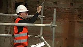 Klassisches Konzert mit Helm auf dem Baugerüst