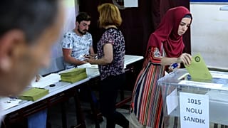 الأتراك يدلون بأصواتهم في الانتخابات الرئاسية والبرلمانية