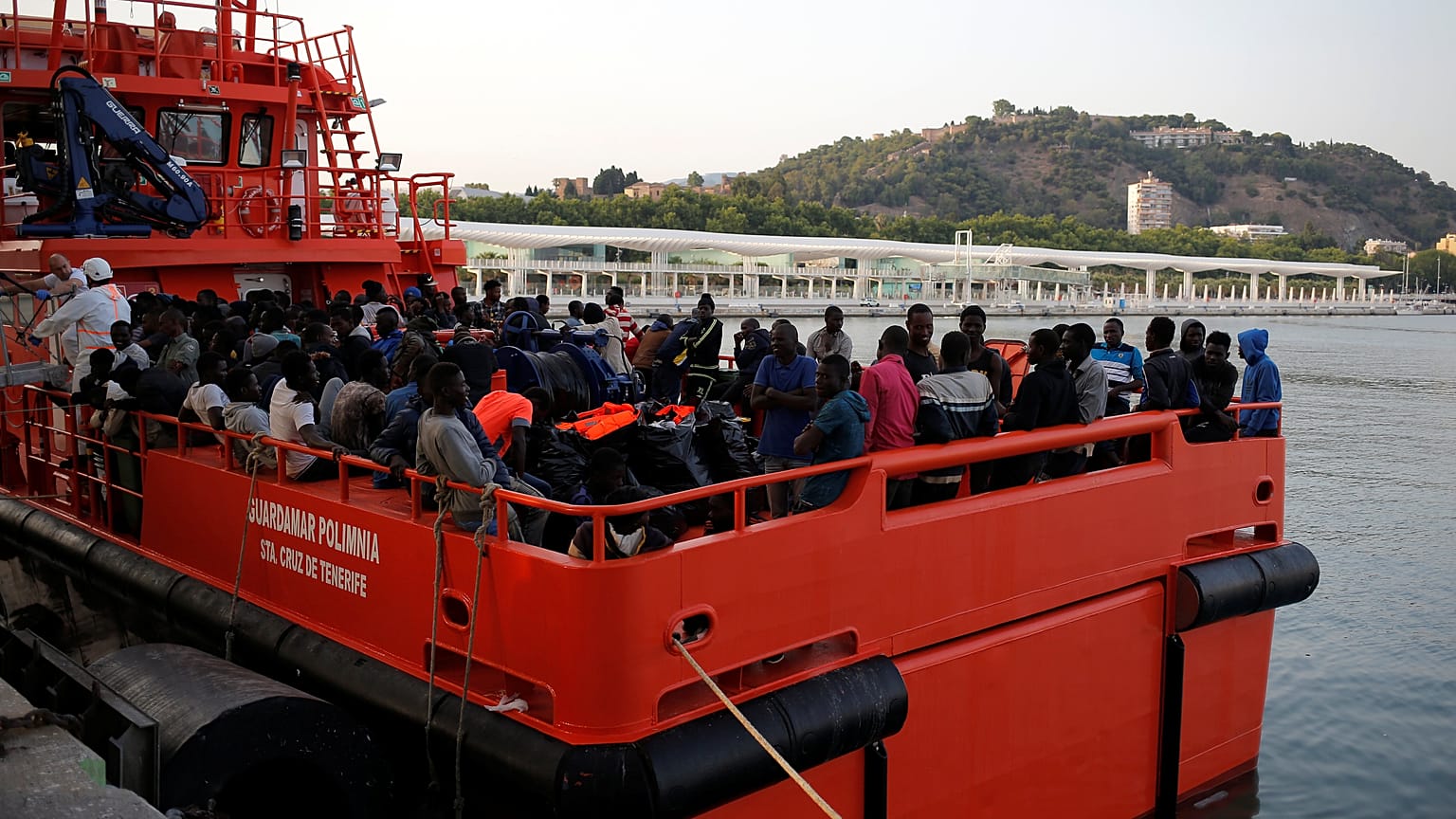 Lifeline a Salvini: "Trasportiamo esseri umani, non carne"