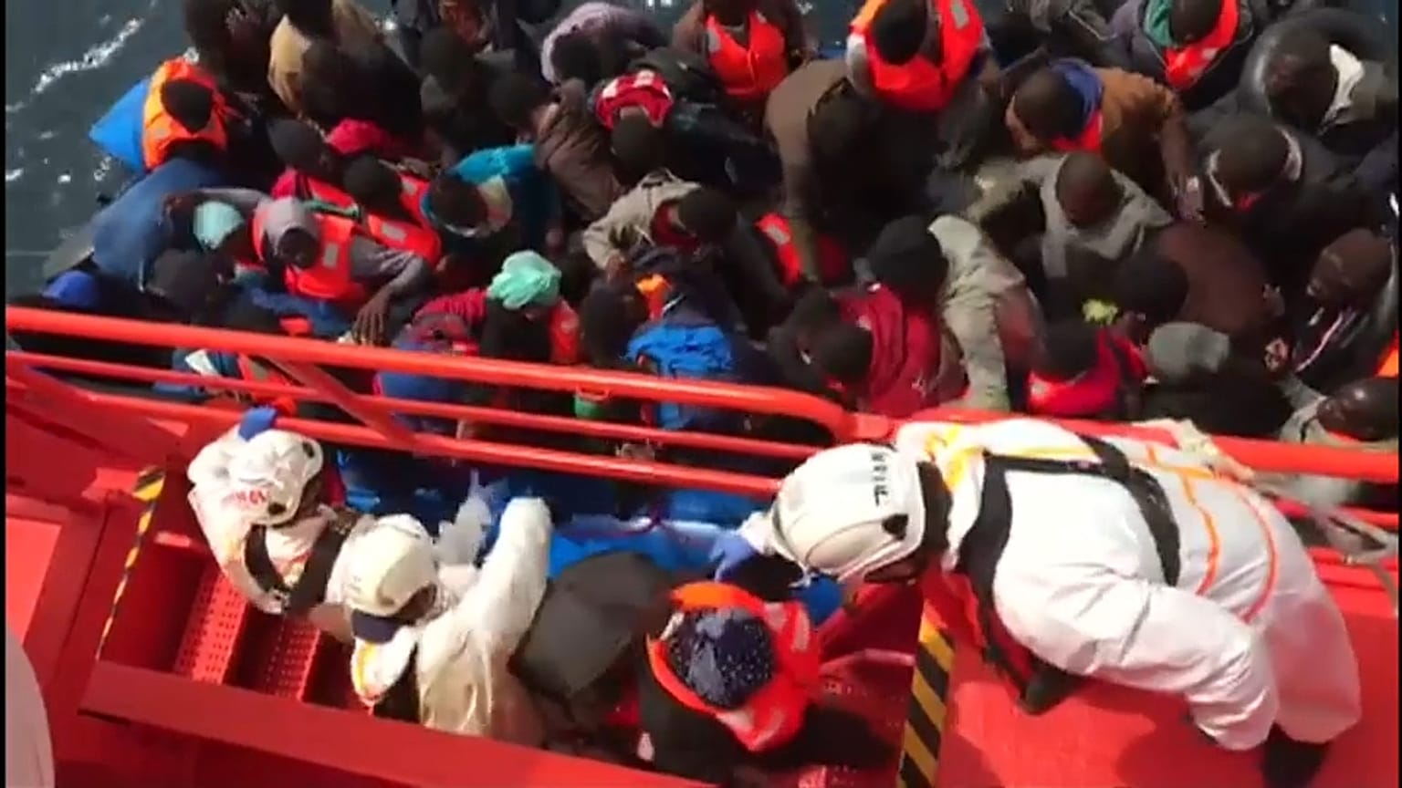 'Lifeline' recibe provisiones de Malta y España nuevas pateras