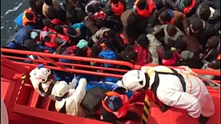 'Lifeline' recibe provisiones de Malta y España nuevas pateras