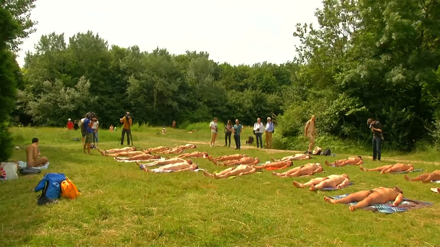 Naturistler Paris güneşinin tadını çıkardı