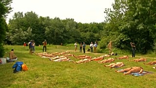 Naturistler Paris güneşinin tadını çıkardı
