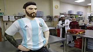 شاهد: تمثال من الشكولاتة لميسي بمناسبة عيد ميلاده الـ 31