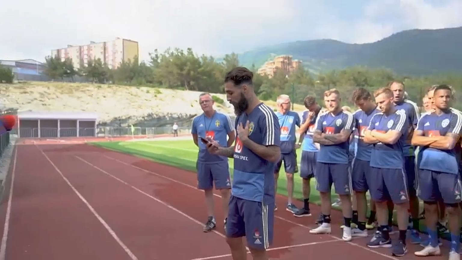 لاعب خط الوسط السويدي دورماز
