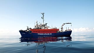 Navires et migrants plongés dans l'attente