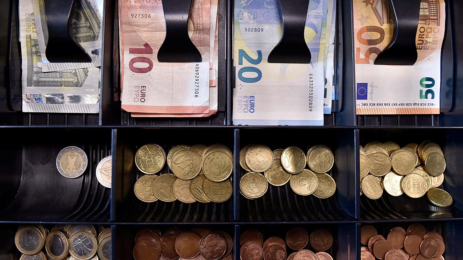 España: Sindicatos y patronal acuerdan una subida salarial anual máxima del 3% hasta 2020