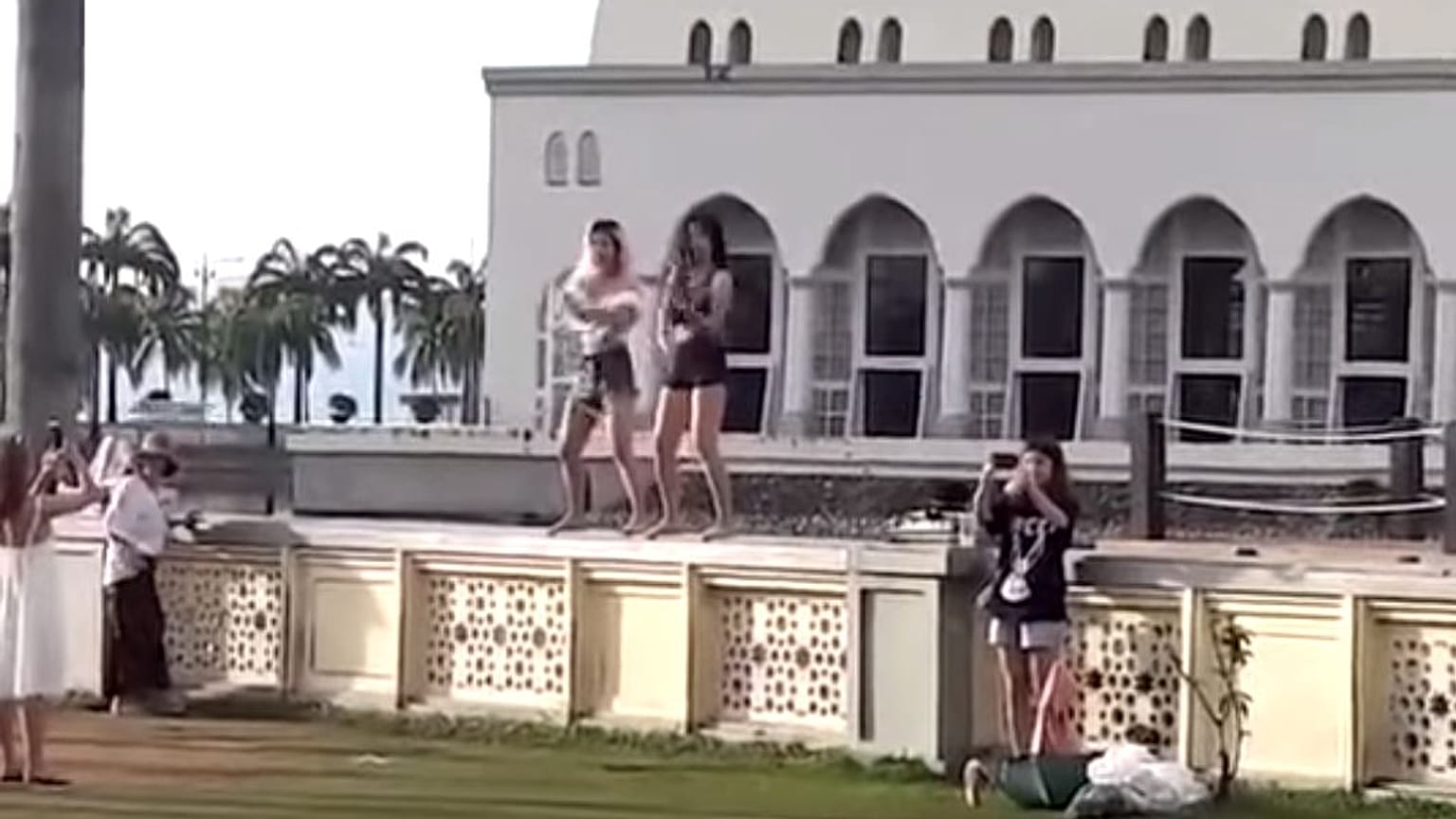 Malezya'da cami avlusunda kısa şort ve göbeği açık elbiseyle dans turistlere yasak getirdi