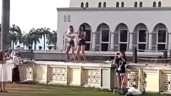 Malezya'da cami avlusunda kısa şort ve göbeği açık elbiseyle dans turistlere yasak getirdi
