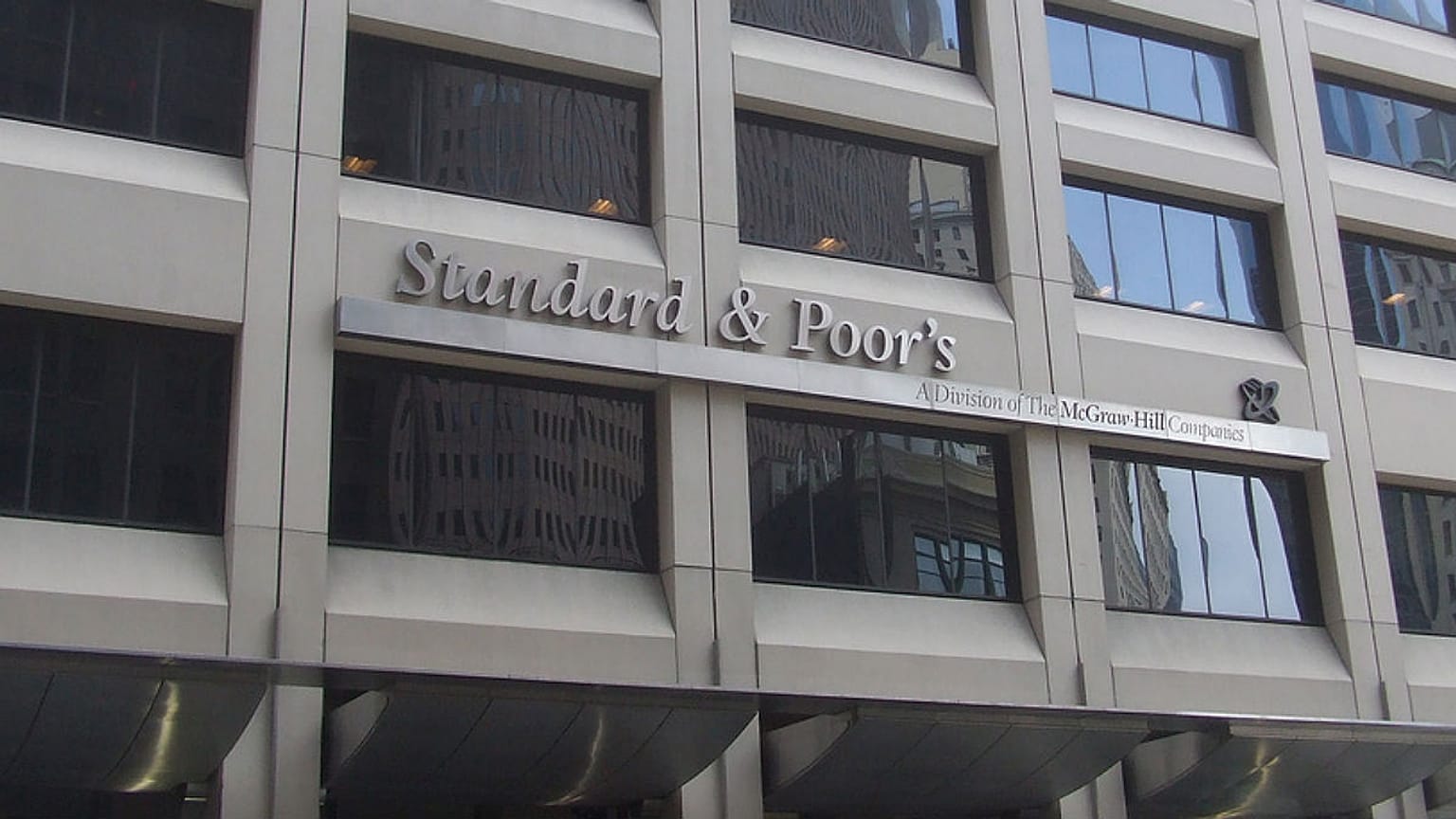 Ο οίκος S&P αναβάθμισε την Ελλάδα σε «Β+» από «Β»