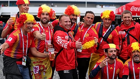 Fas maçı öncesi İspanyol taraftarlar
