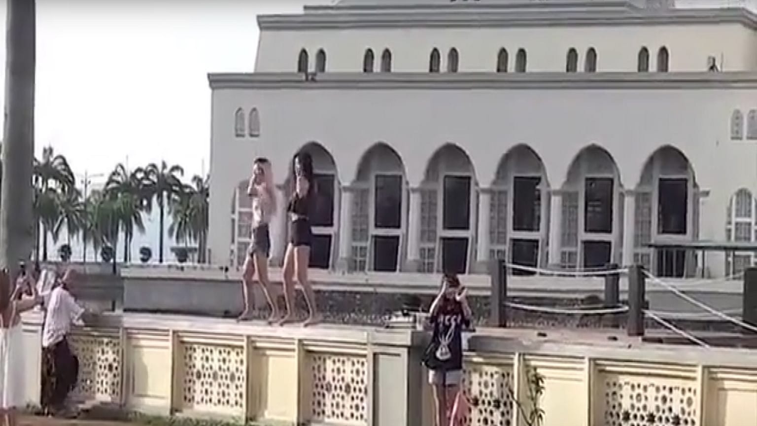 ماليزيا تمنع السياح من دخول مسجد بسبب الرقص