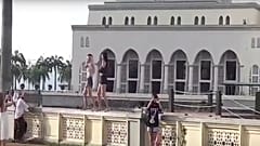 ماليزيا تمنع السياح من دخول مسجد بسبب الرقص