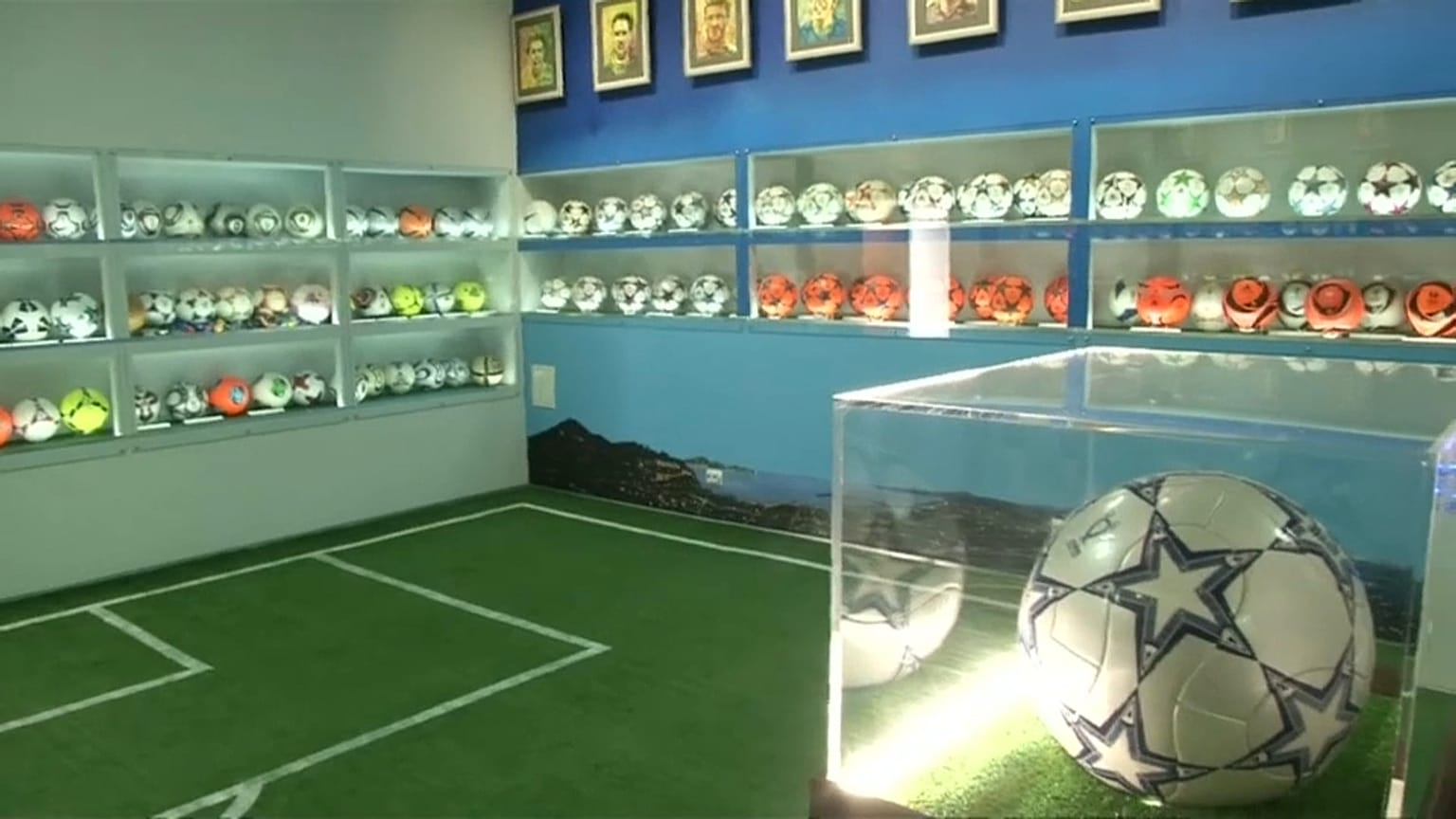 شاهد: حكم سابق يبني متحفا يضم 800 كرة قدم