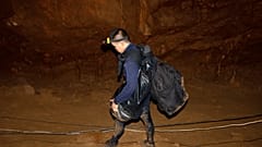 Ώρες αγωνίας για 12 παιδιά που παγιδεύτηκαν σε σπήλαιο