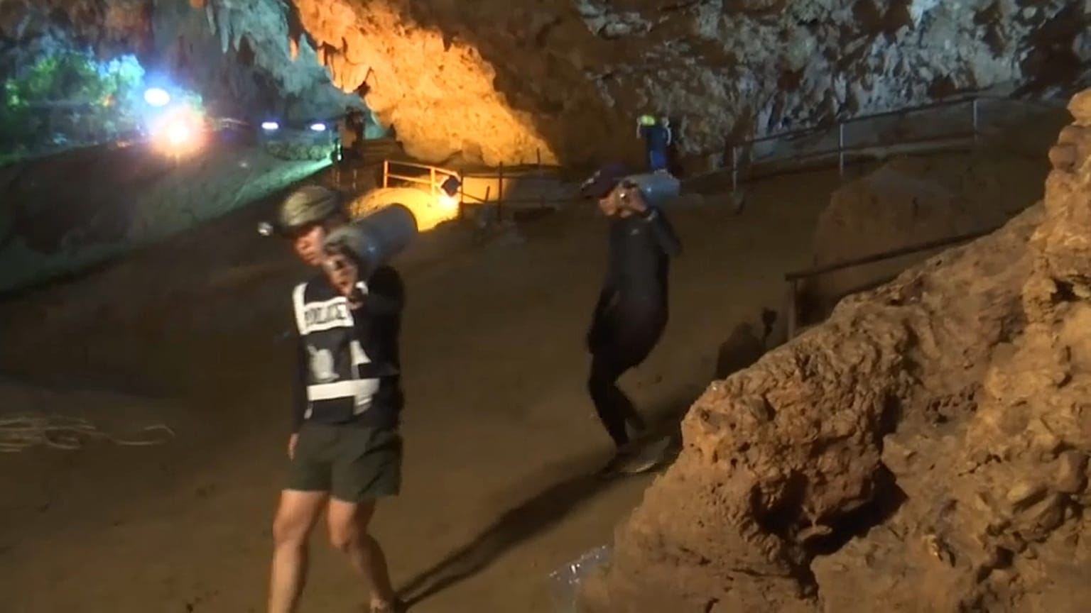 Школьники пропали в затопленной пещере 
