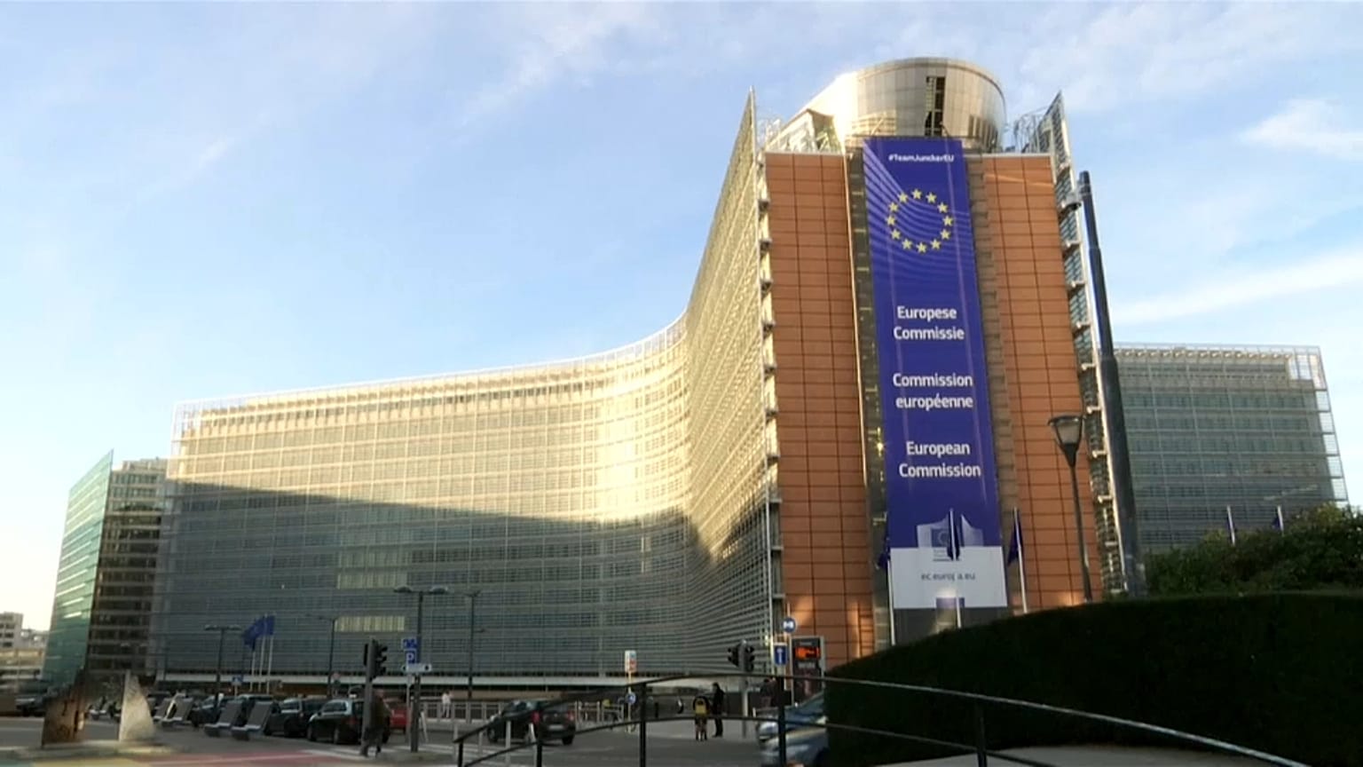 The EU Commissioner plays down Trump's trade tariffs on imports of cars